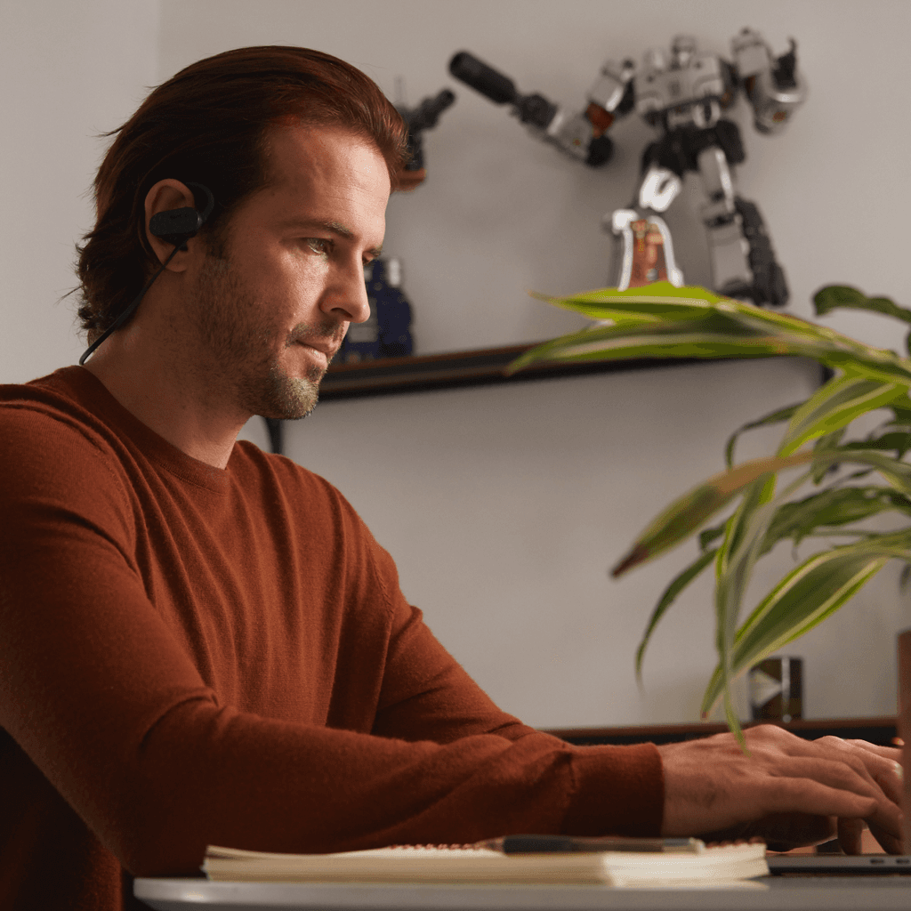 Работа за ноутбуком в наушниках MN8